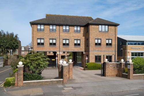 Thames House, Portsmouth Road, Esher, KT10