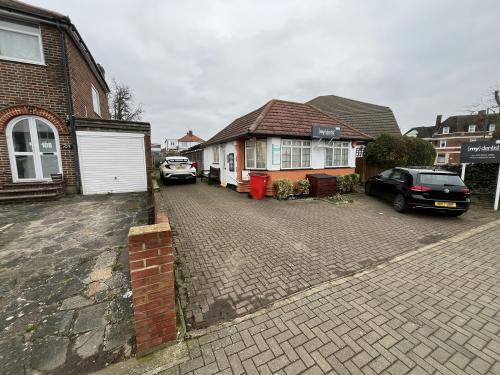 106A Mollison Way, Edgware, HA8