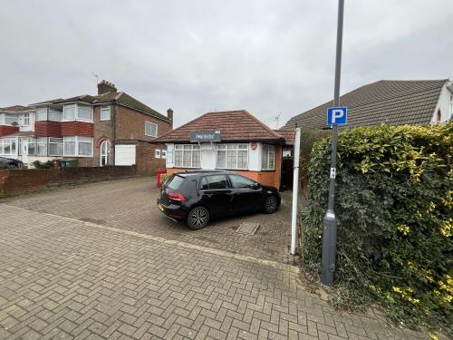 106A Mollison Way, Edgware, HA8