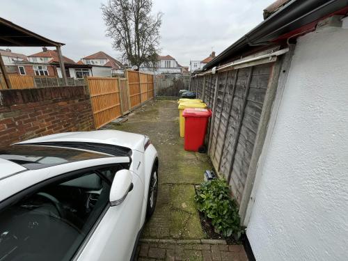 106A Mollison Way, Edgware, HA8