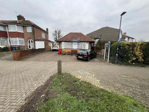 106A Mollison Way, Edgware, HA8