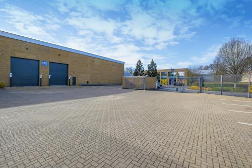Unit 203, Riverside Way, Uxbridge, UB8