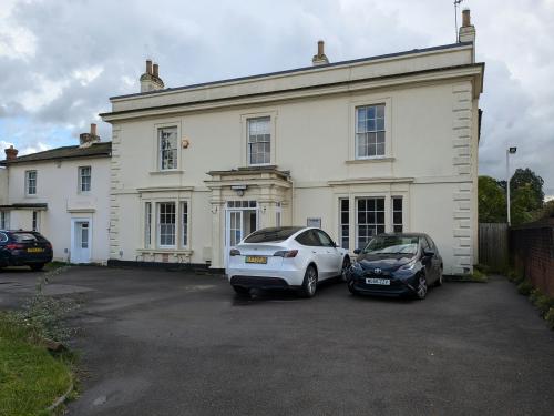 Broadoak House, Horsham Road, Cranleigh, GU6