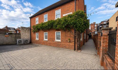Saxon House, 28 Castle Street, Guildford, GU1
