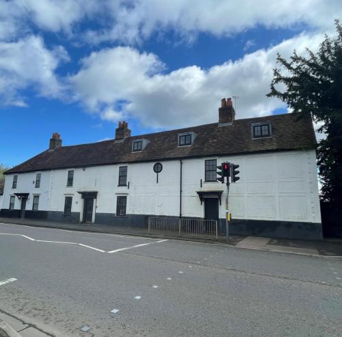 99 High Road, Broxbourne, EN10