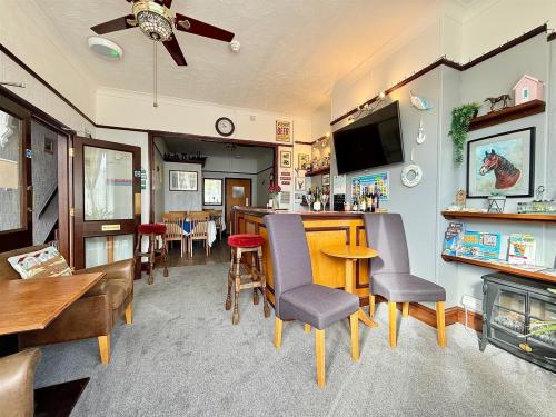 Maluth Lodge, 40 North Denes Road, Great Yarmouth, NR30
