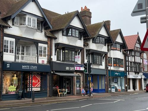 6 Burkes Parade, Beaconsfield, HP9
