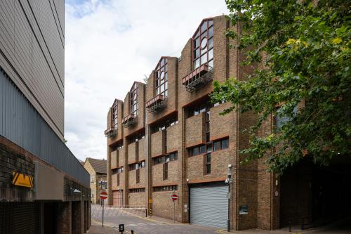 Central Library, 13-14 High Street, Uxbridge, UB8