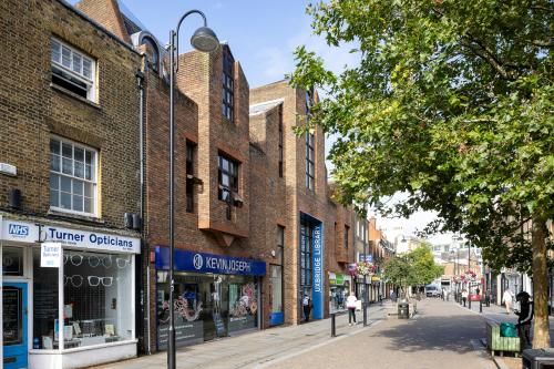 Central Library, 13-14 High Street, Uxbridge, UB8