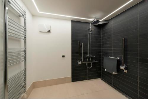 1 Park Road, Teddington, TW11