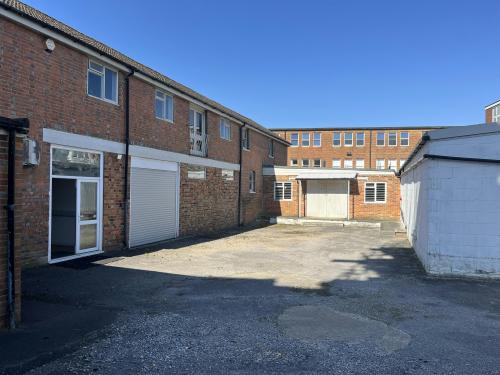 37 Bishopric, Horsham, RH12