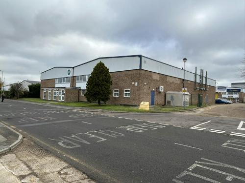 Unit 1-2, Trident Industrial Estate, Hoddesdon, EN11