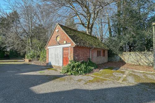 Four Chimneys, Winton Close, Winchester, SO22