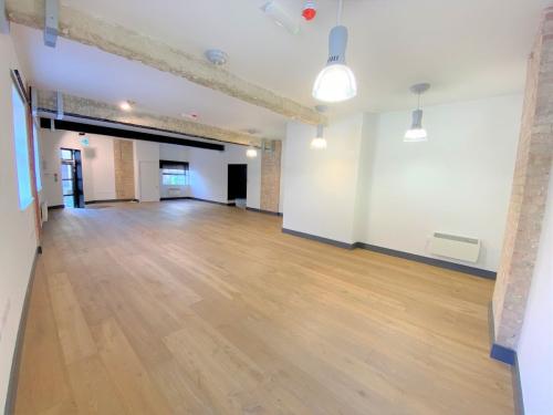10 Market Place, Brentford, London, TW8