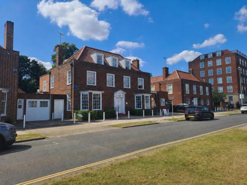 10 Parkway, Welwyn Garden City, AL8