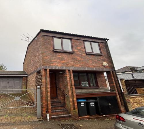1 Mount Pleasant Road, Caterham, CR3