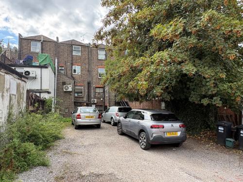 18 Godstone Road, Caterham, CR3
