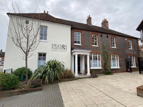 2 London Road, Newbury, RG14