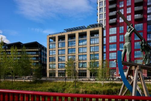 Three Deal Porters, Canada Water, London, SE16
