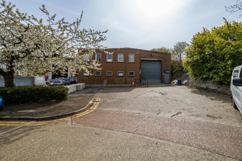Unit 8, Walter Lawrence Trading Estate, Dunstable, LU6