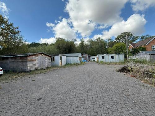Weybeck Yard, Walldown Road, Bordon, GU35