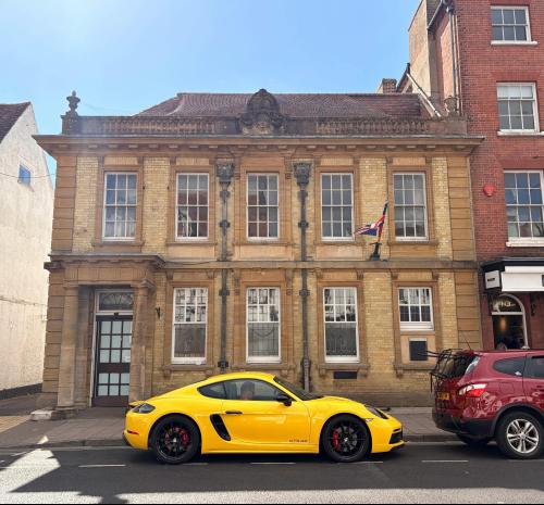 39 High St, Lymington, SO41