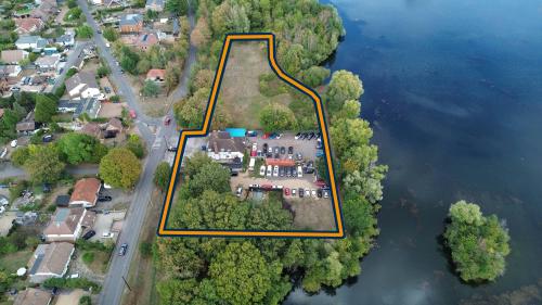 98-100 Welley Road, Wraysbury, Staines, TW19