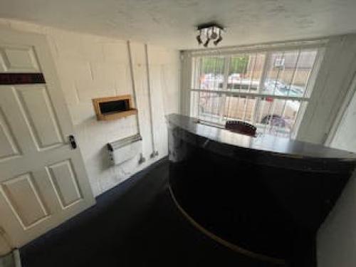 Unit 4, Longshot Industrial Estate, Bracknell, RG12