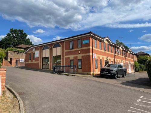 Unit 8, Forest Park Business Units, Bracknell, RG12