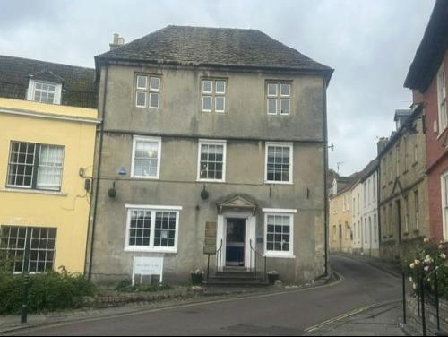 3 Market Hill, Calne, SN11