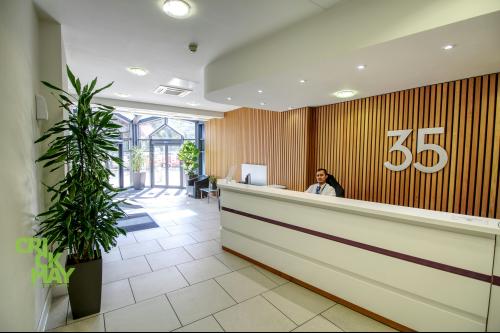 35 Perrymount Road, Haywards Heath, RH16