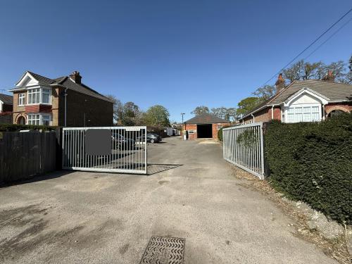 10 Lovedean Lane, Waterlooville, PO8