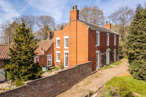 Lot 1 - Whisby Hall And Farmyard, Hectares (24.93 Acres) Of Grassland, Lincoln, LN6