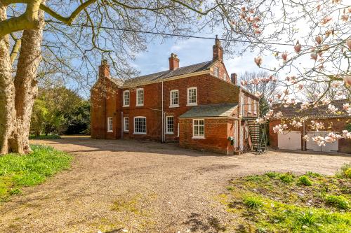 Lot 1 - Whisby Hall And Farmyard, Hectares (24.93 Acres) Of Grassland, Lincoln, LN6