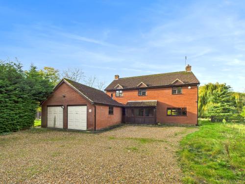 Cherry House & Bromeswell Lakes, Woodbridge, IP12