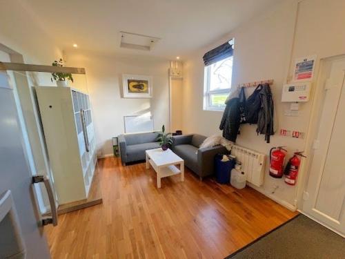 Unit 9, Newhouse Business Centre, Old Crawley Road, Faygate, RH12
