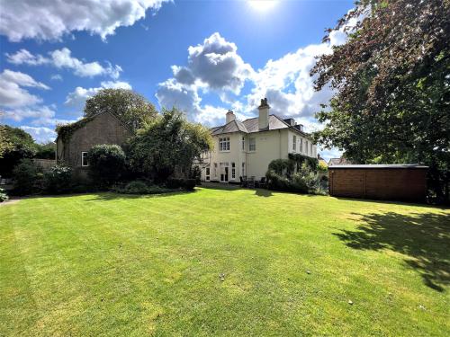 Stoneleigh House, 2 Rowlands Hill, Wimborne, BH21