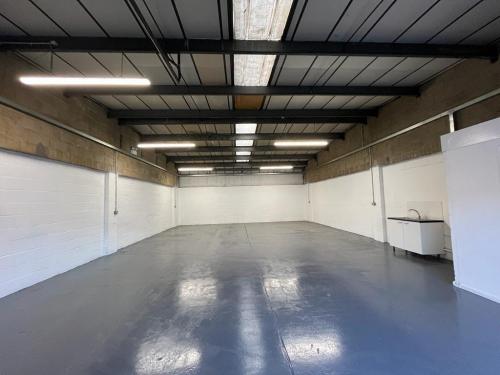 Unit 33, Rabans Lane Industrial Estate, Edison Road, Aylesbury, HP19