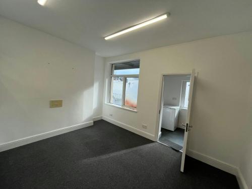 128 Whitechapel Road, Stratford, London, E1