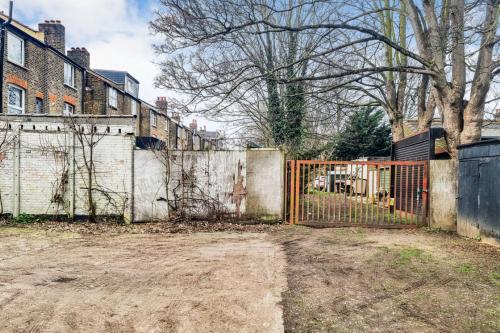 1a & 1b Spencer Avenue, Bounds Green, London, N13