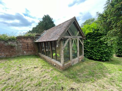 Unit 4 Burleys Corner, Moorhurst Lane, South Holmwood, RH5
