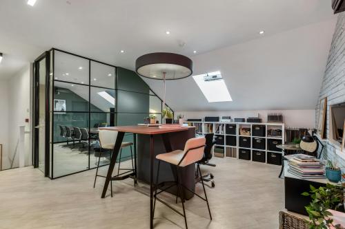 Unit 7, Murrell Green Business Park, London Road, Hook, RG27