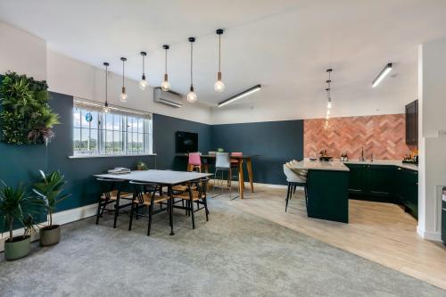 Unit 7, Murrell Green Business Park, London Road, Hook, RG27