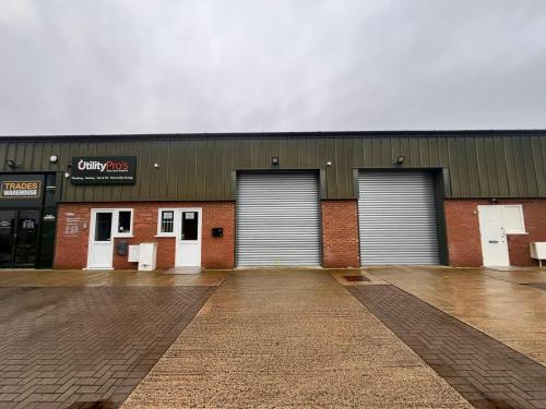 Unit 2 Lodge Yard, Bicester Road, Aylesbury, HP18