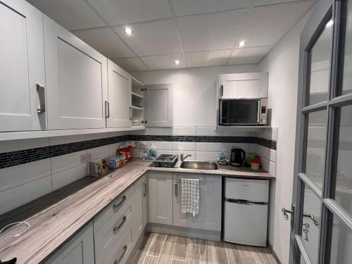 Unit 2 Lodge Yard, Bicester Road, Aylesbury, HP18