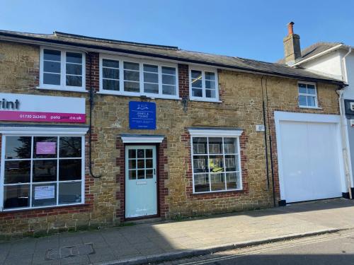 16 College Street, Petersfield, GU31