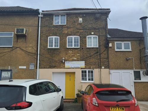 8 Freestone Yard, Park Street, Slough, SL3