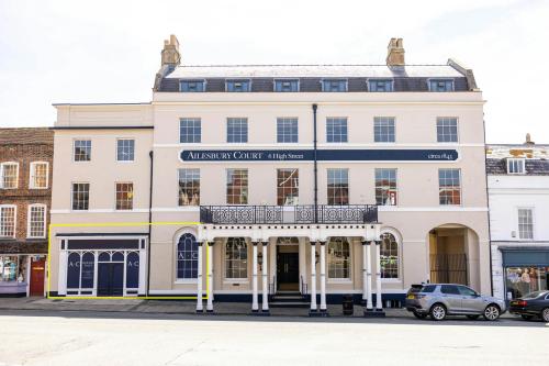Commercial Unit, 6 High Street, Marlborough, SN8