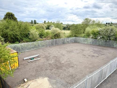 Yard 4a, Thornton Road, Northampton, NN2