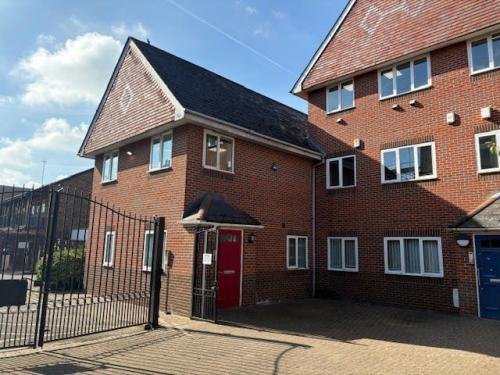 11 Regent Gate, 83 High Street, Waltham Cross, EN8